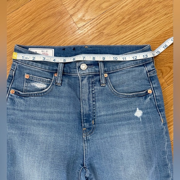 EUC Gap Kick fit jeans. Medium Indigo wash, distressed, raw hem, size 26/2 - Picture 6 of 10